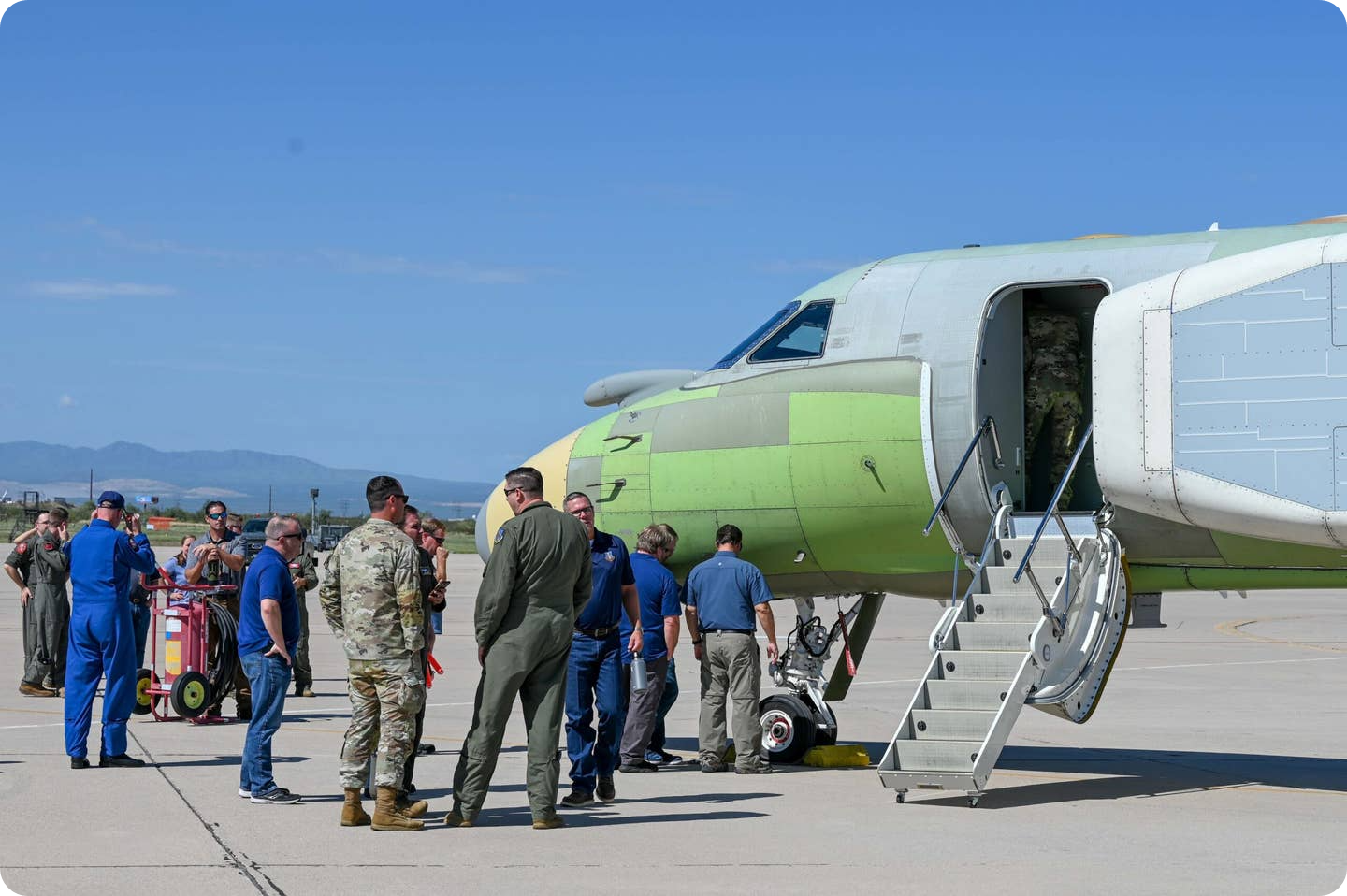 지원 인력들이 Davis-Monthan 공군 기지에 있는 EC-37B Compass Call 항공기를 살펴보고 있다.