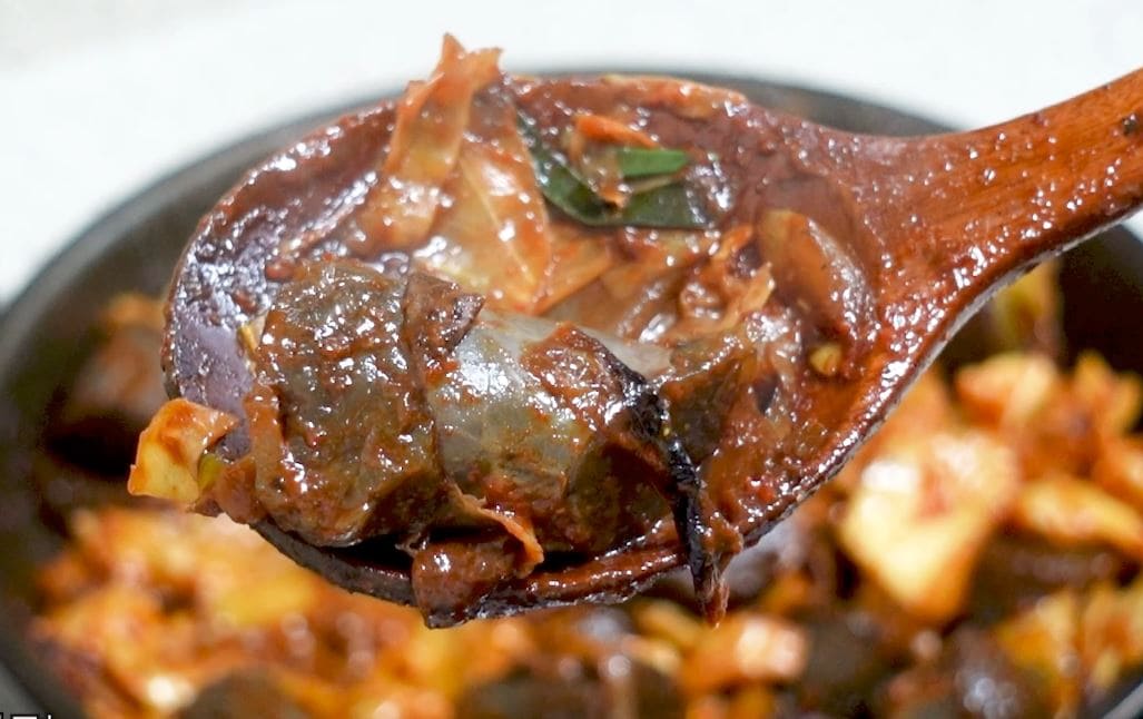 순대를 계속해서 양념들과 같이 볶으면 순대 껍질이 벗겨지면서 익는게 보입니다.