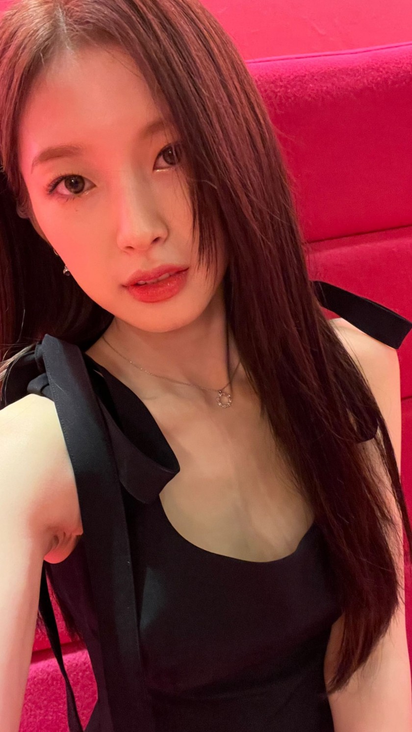  아린 인스타그램 지미추 카페 드레스 사진