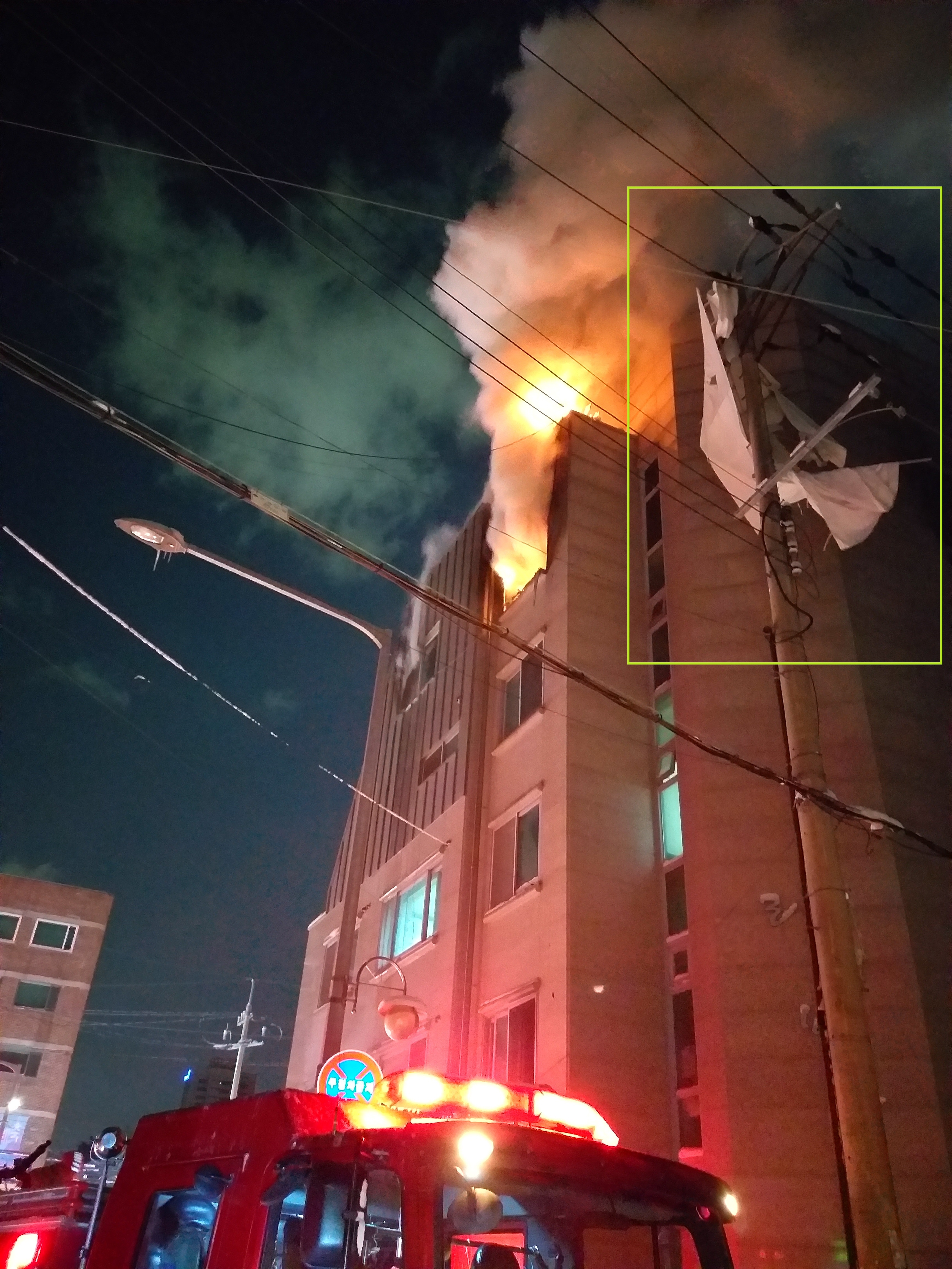  강풍에 천막 양재동 화재 발생