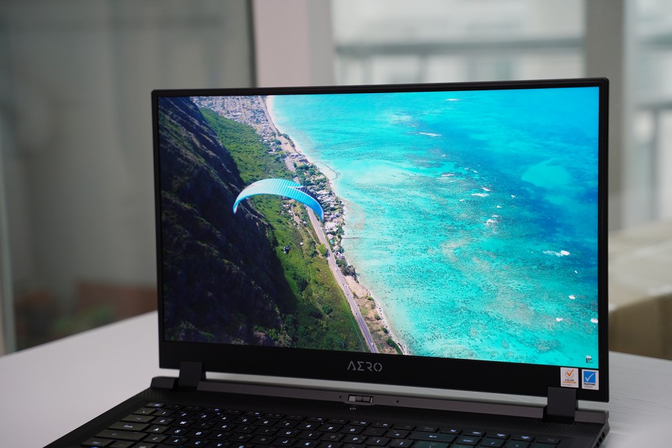 그래픽 작업용 AERO 17 HDR XD 20