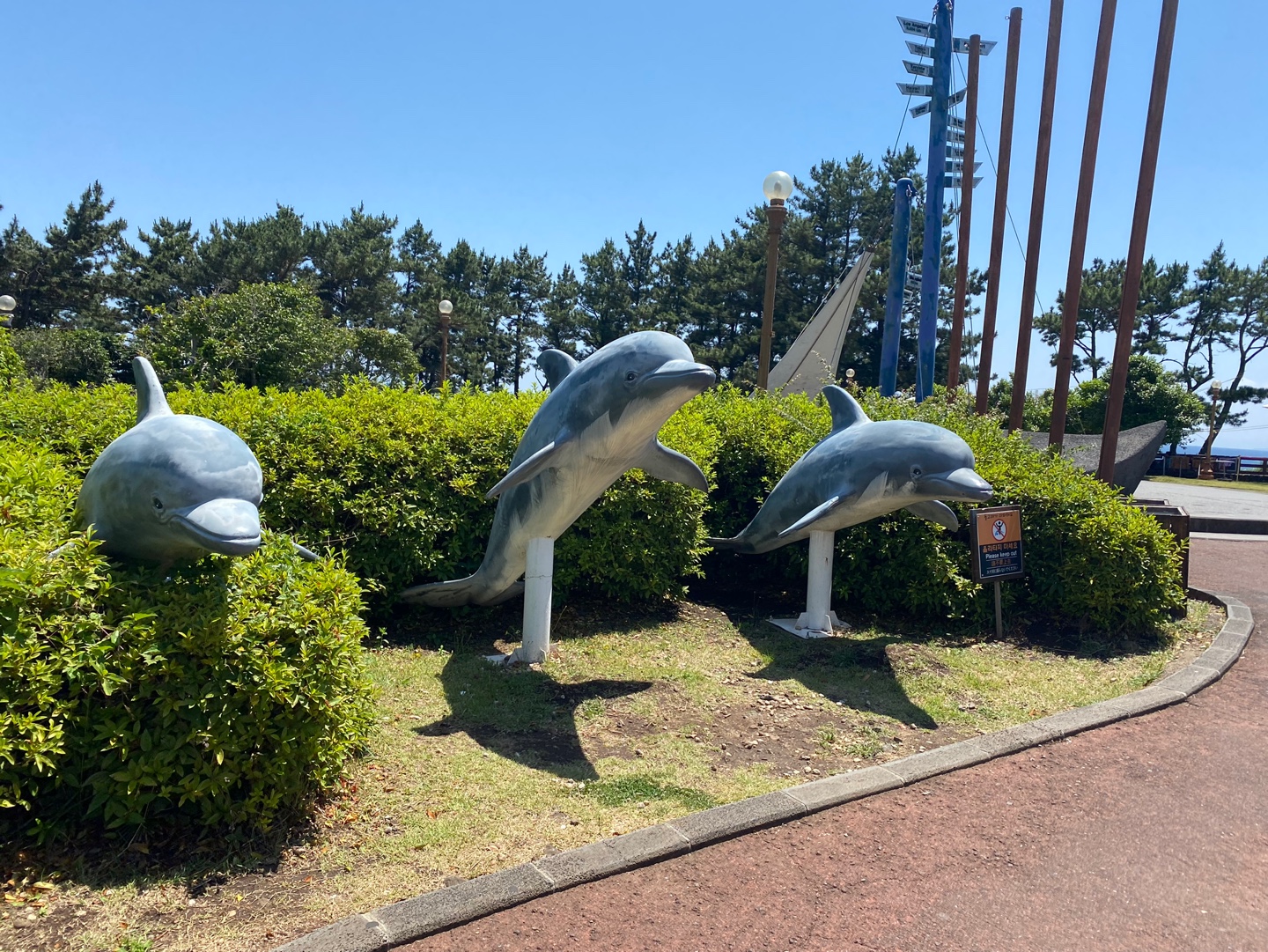 야외-모형돌고래의모습