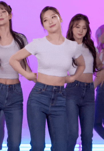 [연예] [움짤]         청바지에 흰 크롭티 프로미스나인 새롬 . GIF -  와이드섬