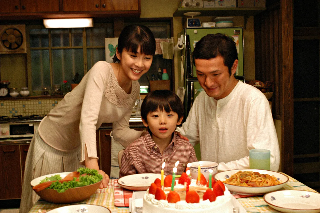 영화 지금 만나러 갑니다 에서 유우지 타쿠미 미오 한 가족이 생일 파티를 하고 있는 장면