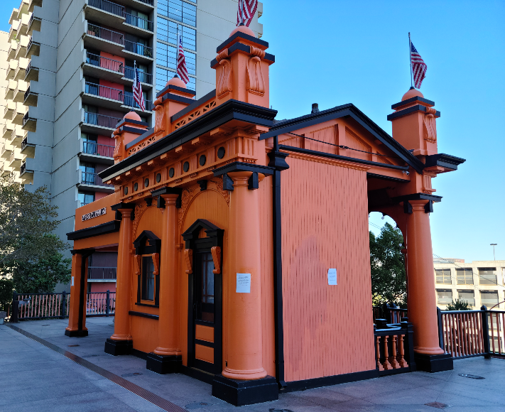 앤젤스 플라이트. 자그마한 주황색 성처럼 생겼다. 건물 꼭대기에는 미국 국기가 모서리마다 걸려 있다. 