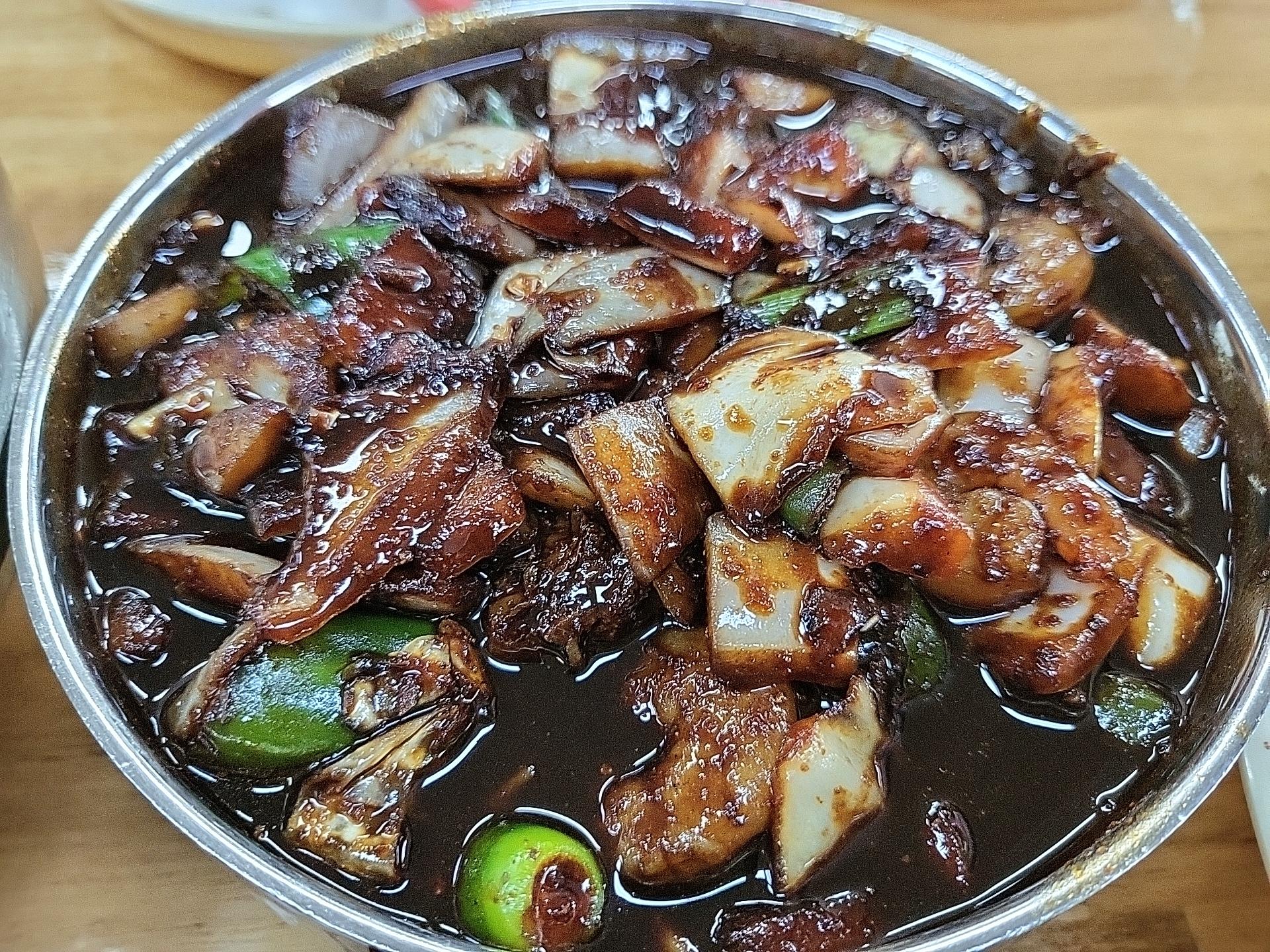 드디어 나왔다~! 고추짜장 소스청양고추, 고기, 새우, 양파 등으로 구성되어 있고 재료가 아낌없이 들어가있다