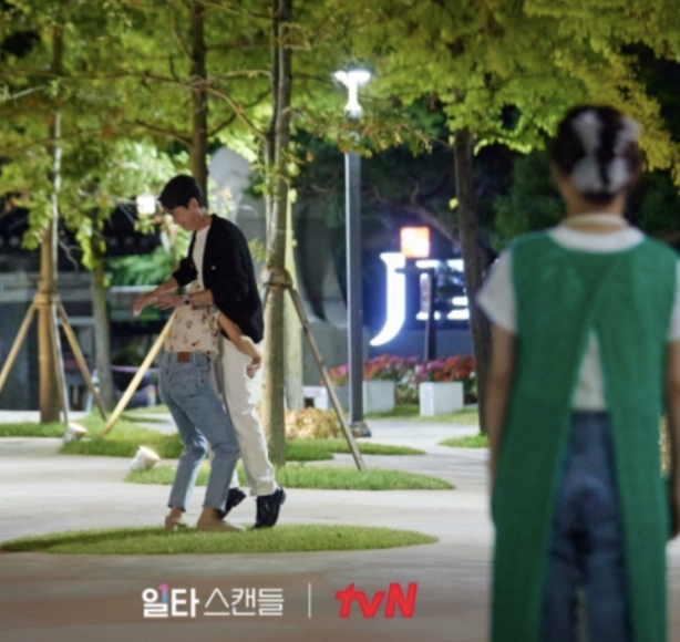 전도연 청바지 리바이스 크롭 연청바지
