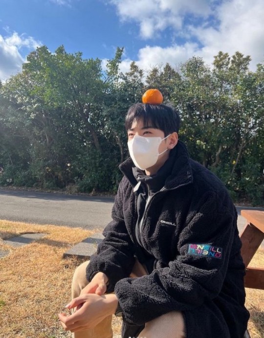  차은우, 햇살보다 더 눈부신 비주얼! 제주에 나타난 얼굴 천재 [사진]