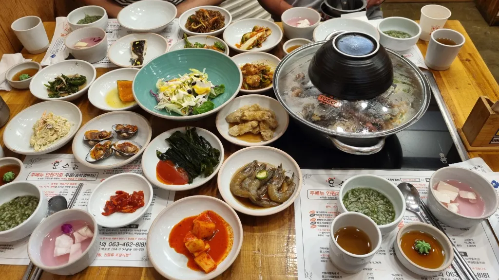 전복문어낙지전골과 반찬을 보여주는 이미지