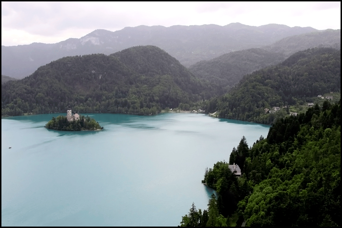 산과 호수가 있는 사진