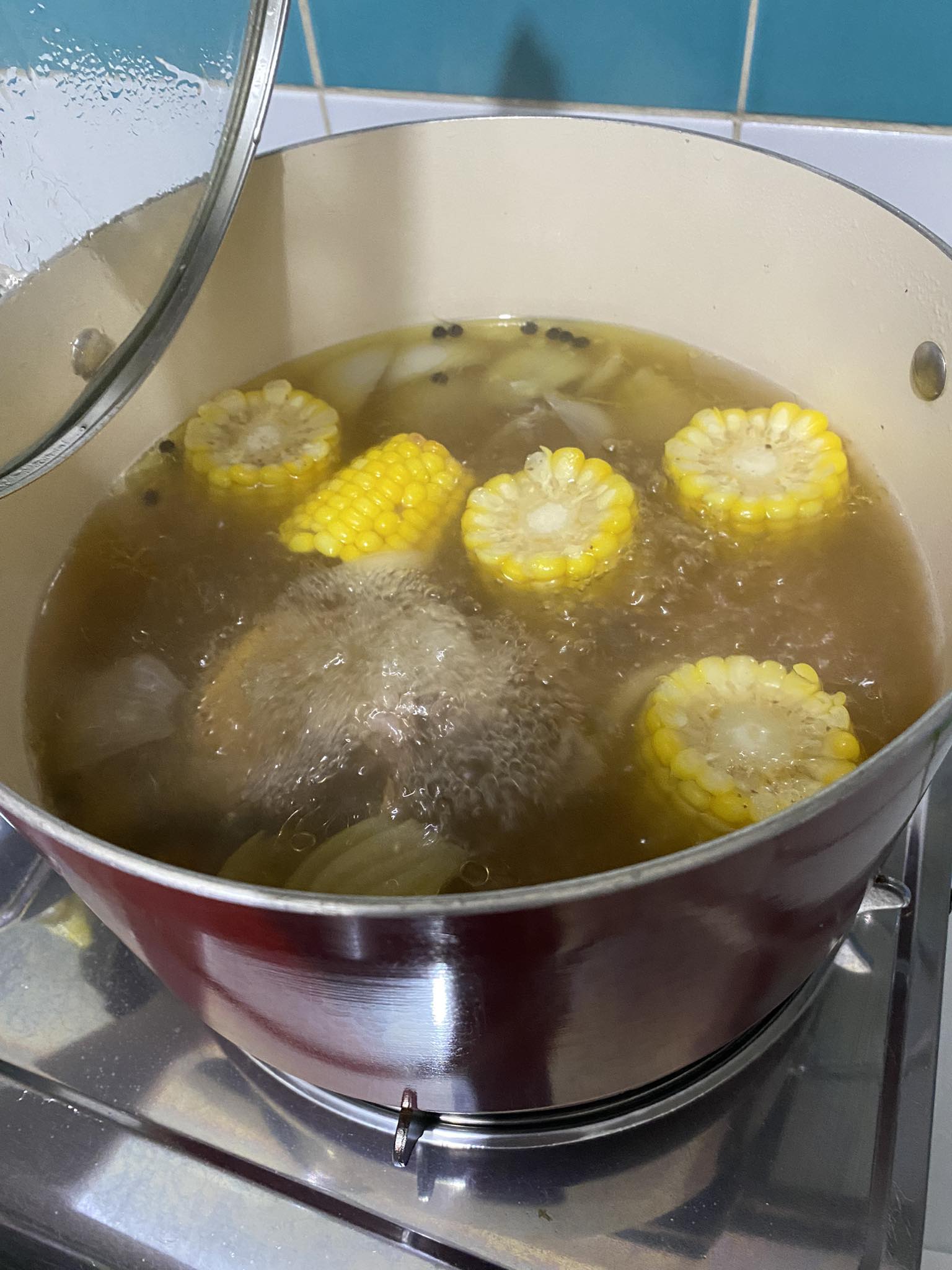 필리핀 음식 만들기 - 불랄로 (Bulalo) 만드는법 - 옥수수 양파 추가