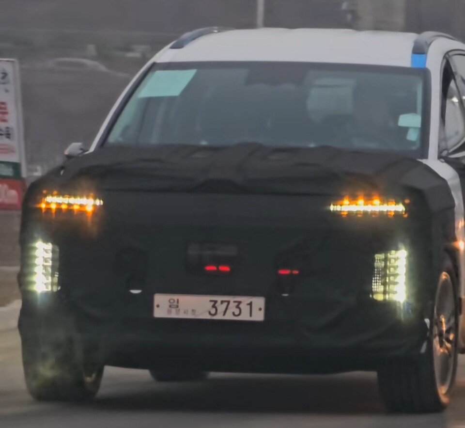 현대자동차의 새로운 대형 전기 SUV '아이오닉 7(IONIQ 7)' 테스트카가 새롭게 포착됐다.
