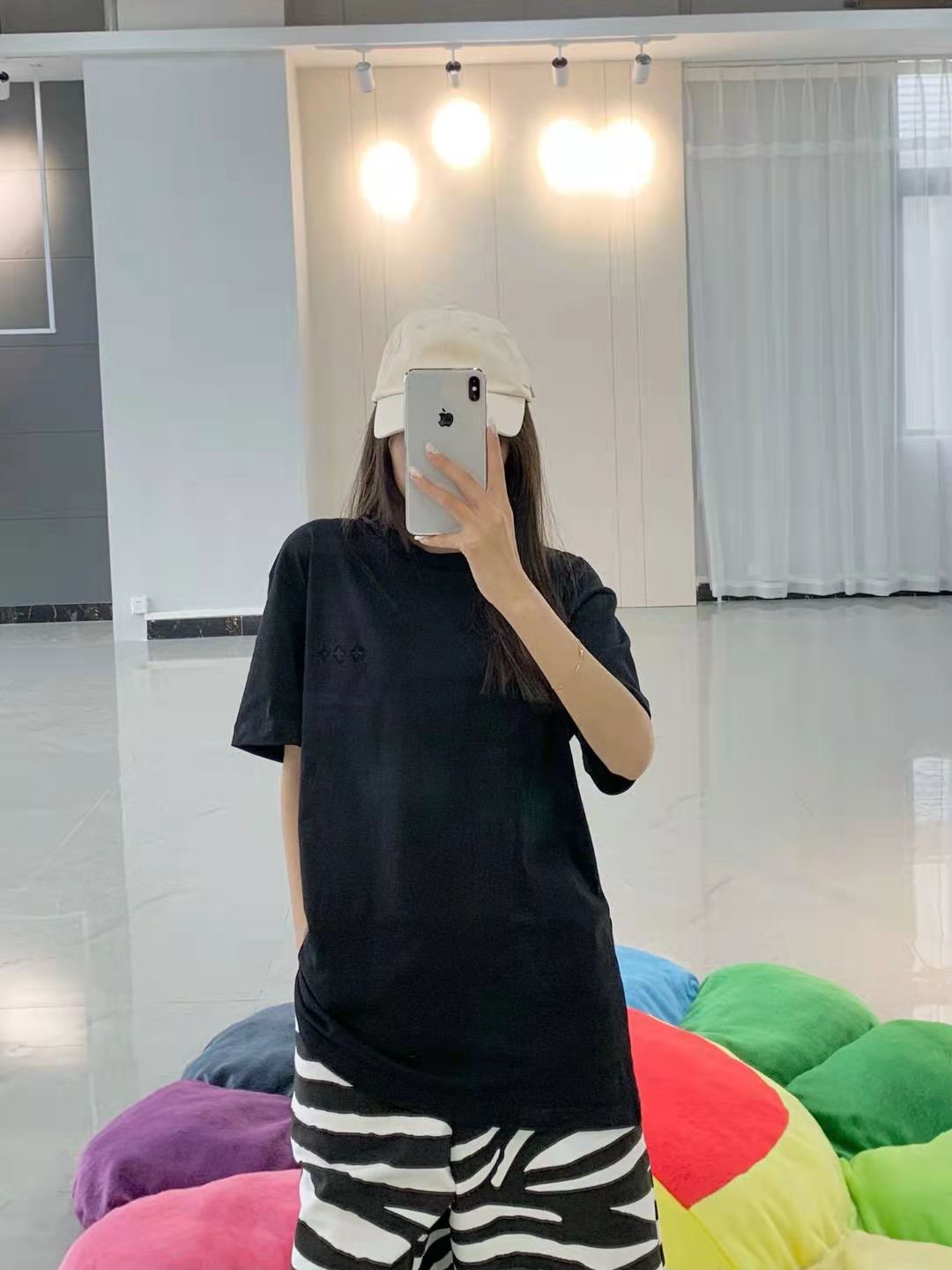  [LOUIS VUITTON] 루이비통 VIC 엠브로이더리 로고 반팔 티셔츠 (2 COLOR)