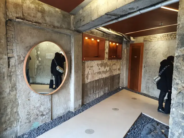 콘크리트 인테리와 거울