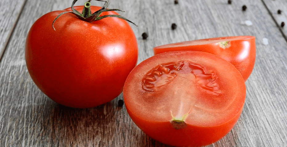 절반으로 잘려진 토마토가 놓여 있다