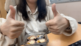 김밥을-먹고-있는-여성이-있습니다.(2)