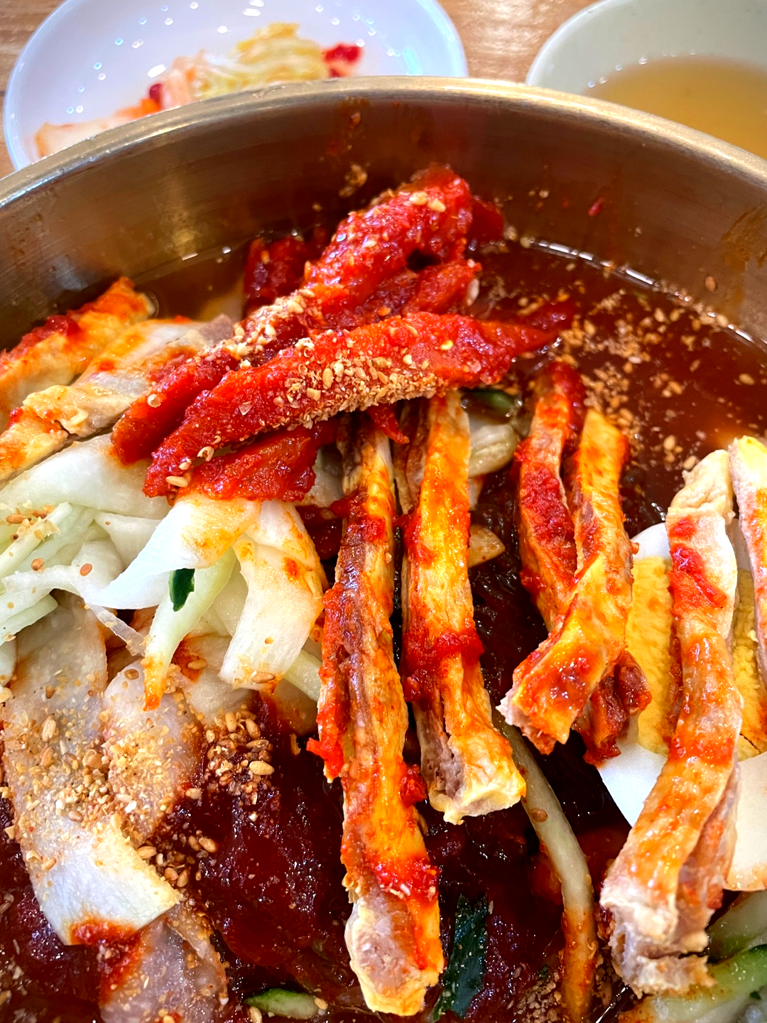  육전이 올라간 진주 황포냉면