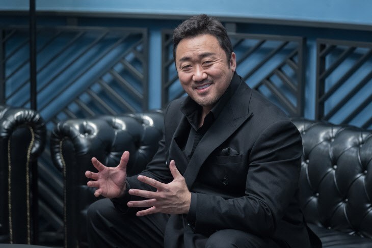 성난황소에서 마동석이 액션장면을 연기하는 모습