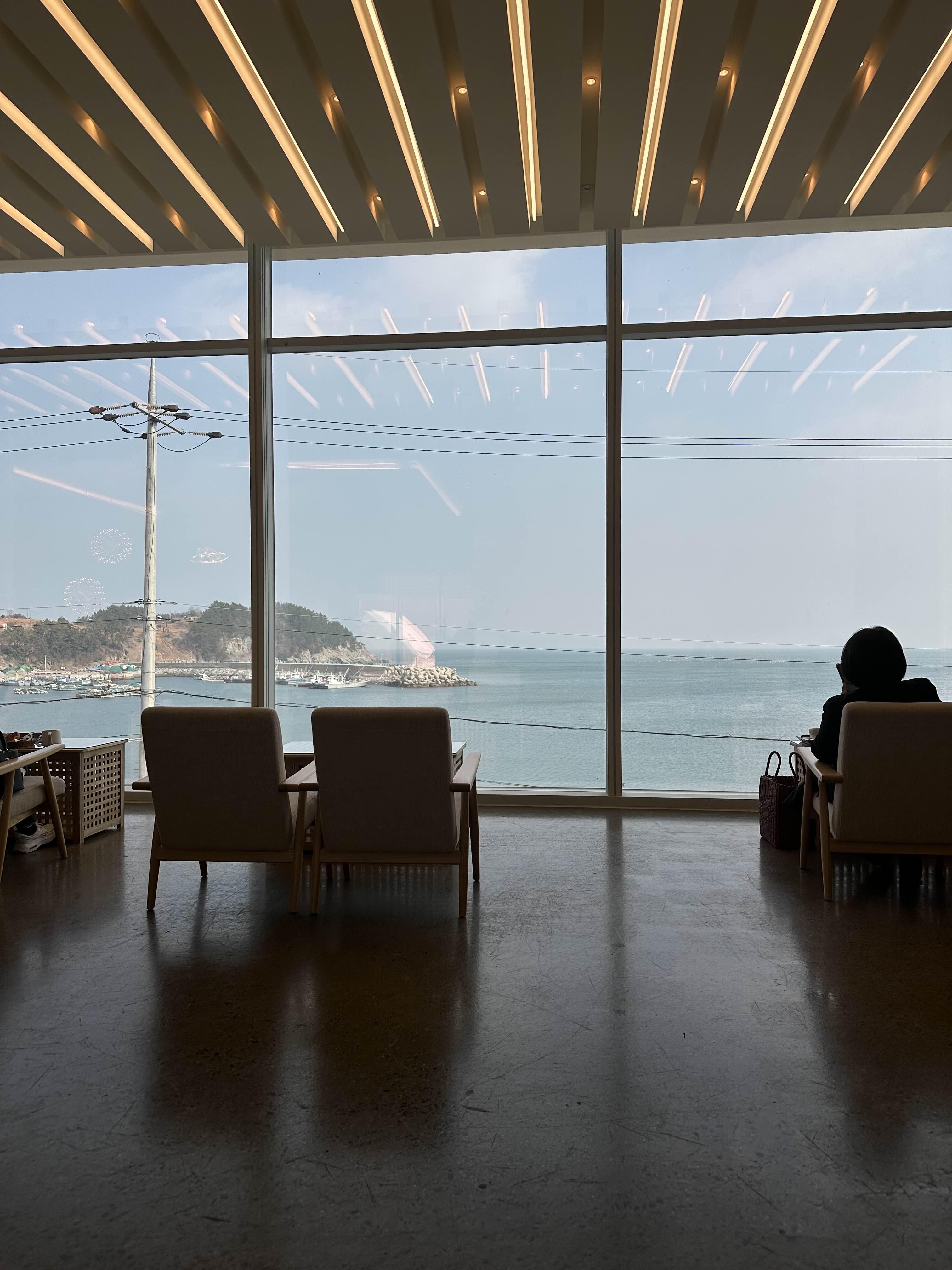 여수 돌산읍 덕계동 바다뷰 넓은 카페, 평화로운 해변 힐링카페 2층