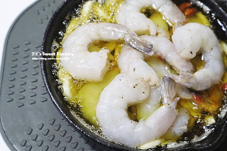 새우 감바스를 만드는 방법은 감바스 알 아질요 새우이다. 15