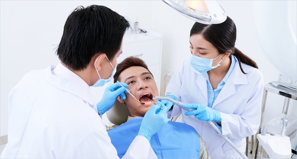 치과-치료를-받고-있는-남성