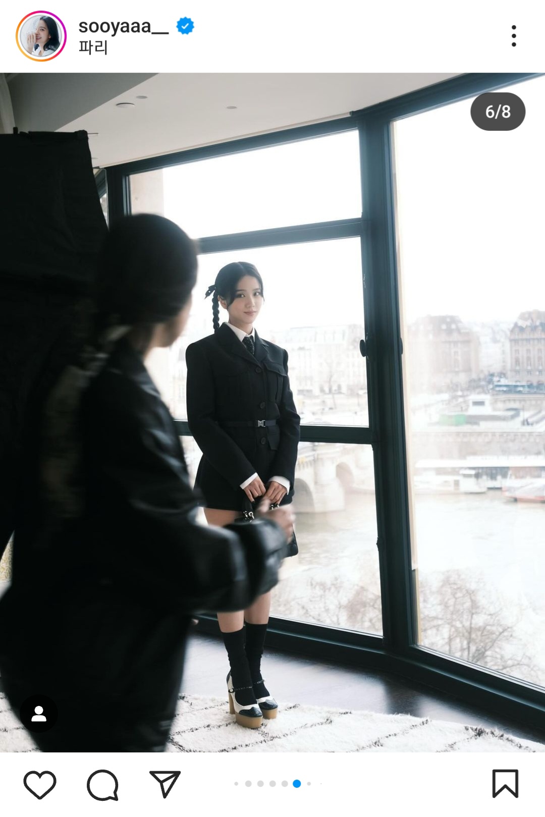 블랙핑크 지수 2024 디올 파리 봄 패션쇼&#44; 여자 명품 가방 디올 레이디백과 함께