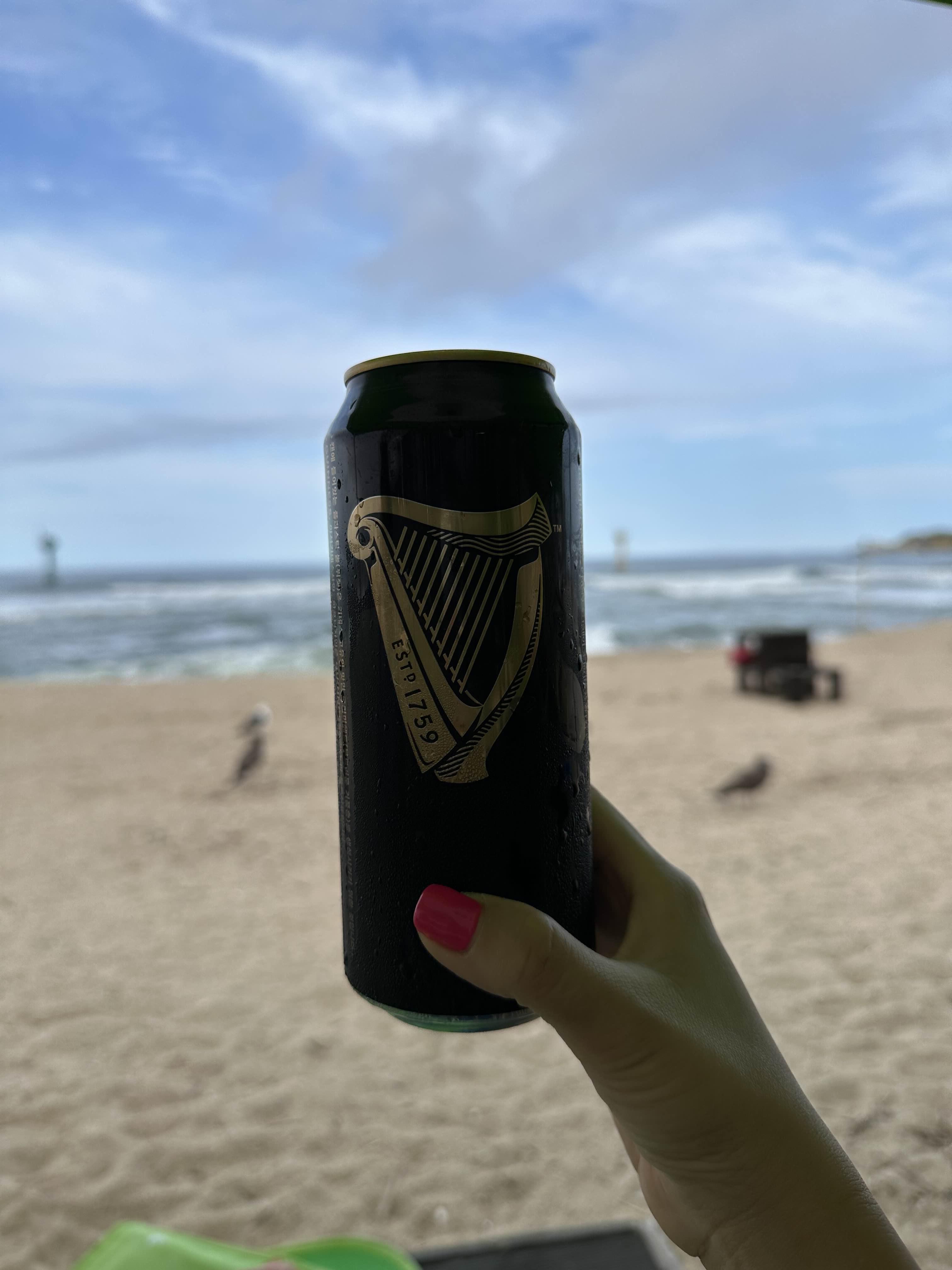 바다에서 맥주 못참아유