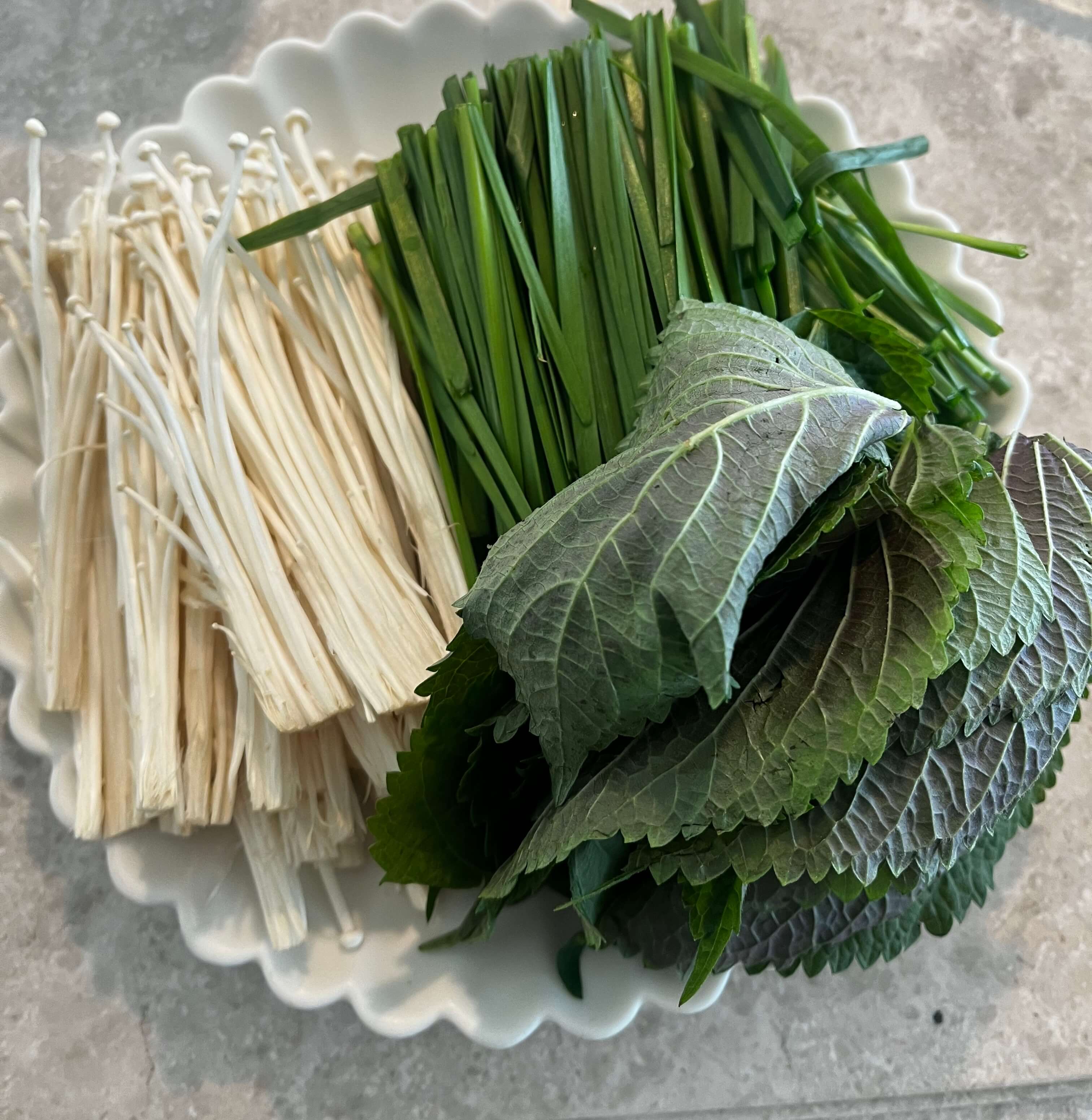 차돌박이숙주찜_팽이버섯_깻잎_부추를_준비해둡니다