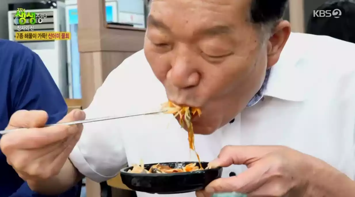 산더미 물회 먹는 손님