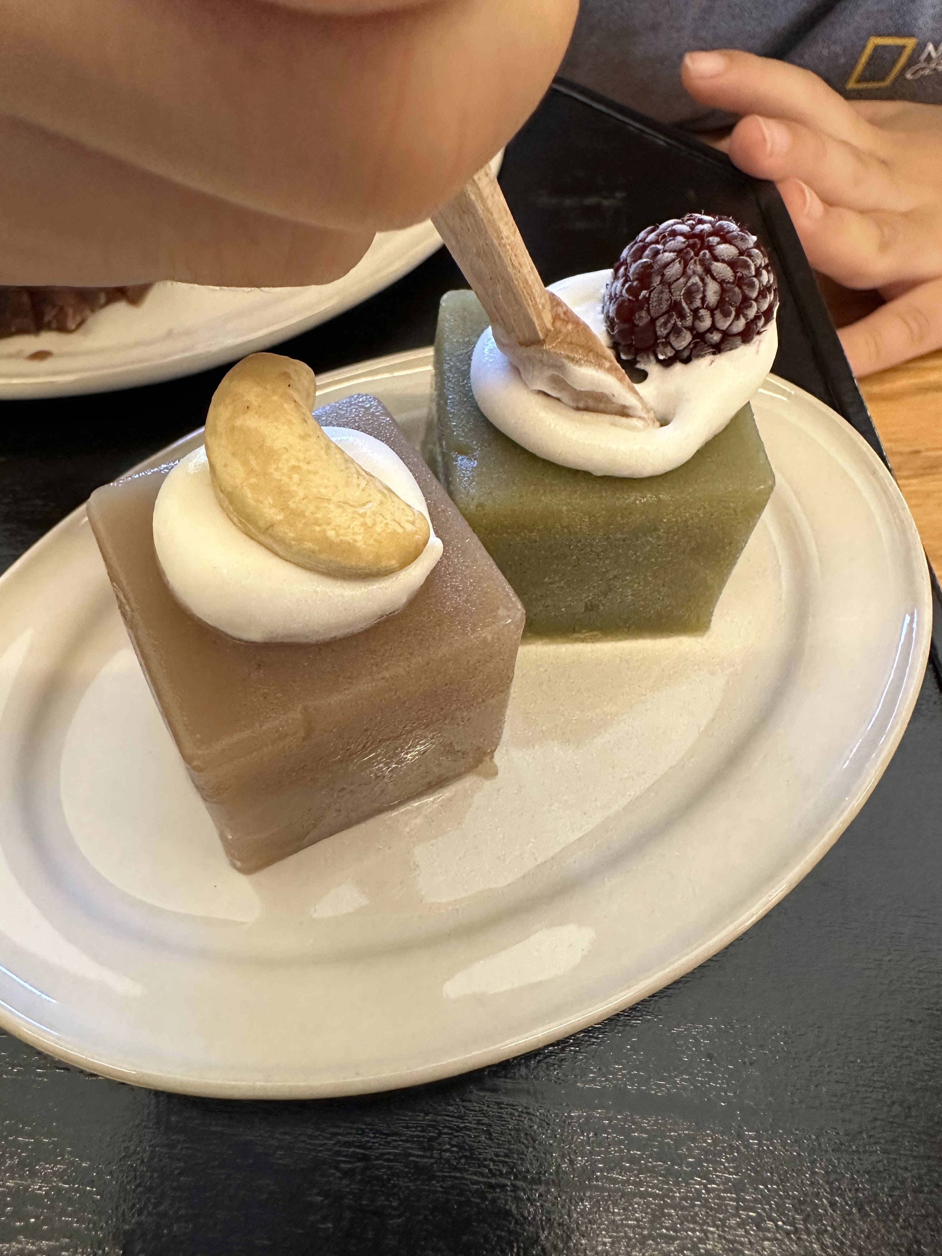  한 입에 사라지는 맛, 남해 앵강마켓 프리미엄 양갱 체험기
