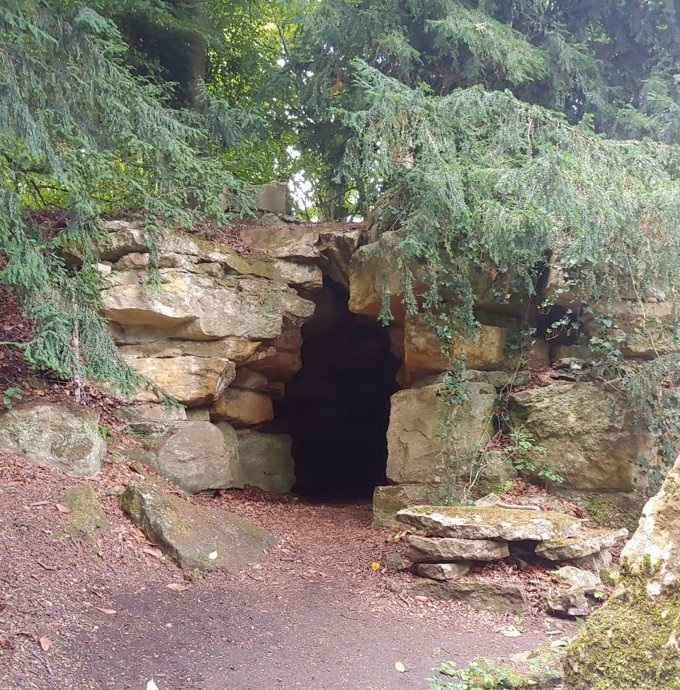 수목원 내 동굴