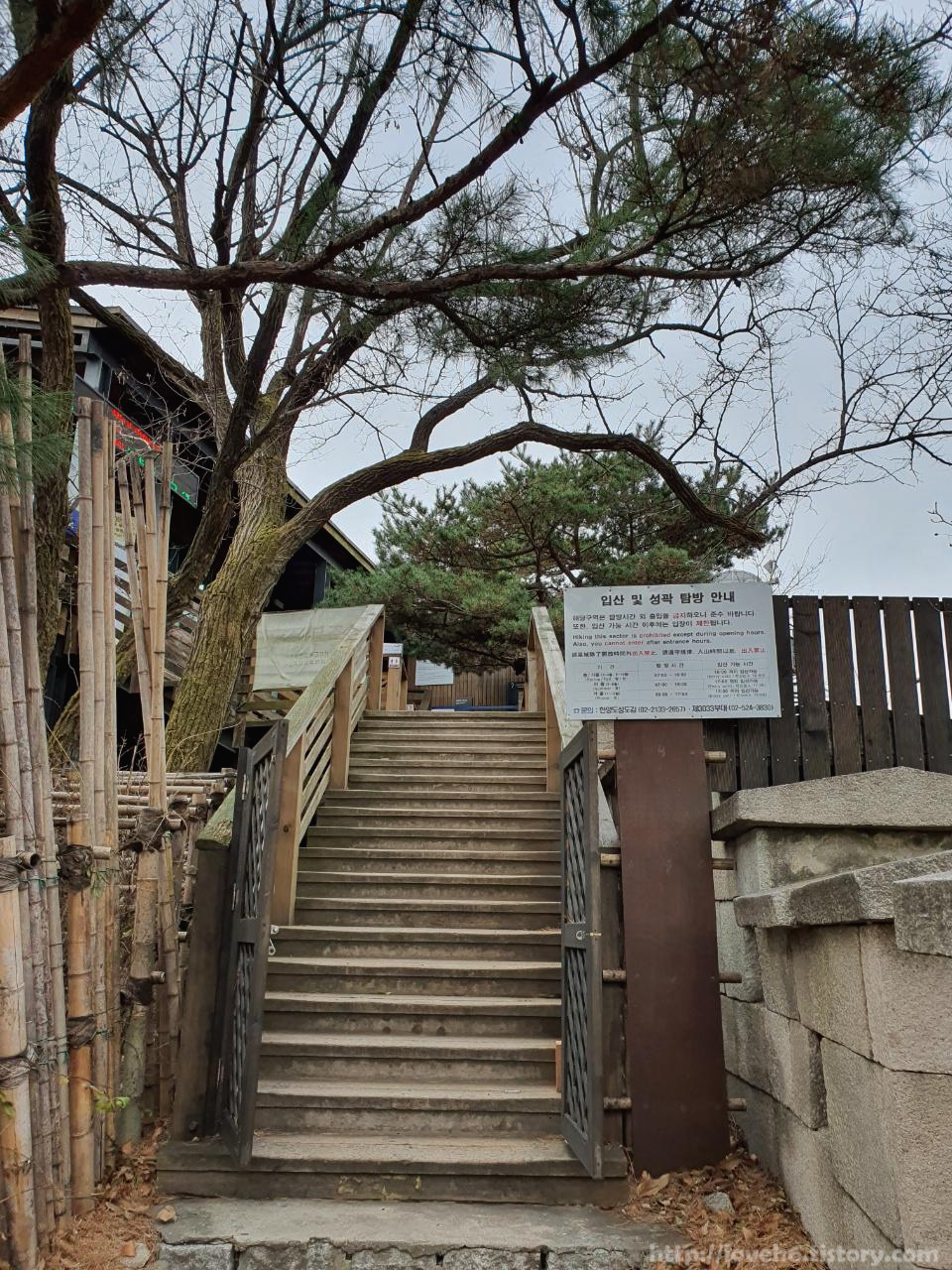 북악산_北岳山_Bukaksan/열심히 걷다보면 말바위 안내소가 나옵니다
입산 및 성곽 탐방 안내도가 있습니다
매일 07 : 00 ~ 18 : 00 ( 16시까지 입산 - 봄 &amp;amp; 가을 3월.4월.9월.10월 )
Daily 07 : 00 ~ 18 : 00 ( Entrance until 16 : 00 )
(Spring &amp;amp; Autumn March. April. September. October )
매일 07 : 00 ~ 19 : 00 ( 17시까지 입산 - 여름 5월 ~ 8월 )
Daily 07 : 00 ~ 19 : 00 ( Entrance until 17 : 00 )
(Summer. May ~ August)
매일 09 : 00 ~ 17 : 00 ( 15시까지 입산 - 겨울 11월~ 2월 )
Daily 07 : 00 ~ 17 : 00 ( Entrance until 15 : 00 )
(Winter. November ~ February)
문의 : 한양도성도감 ( 02-2133-2657 )
제 3033부대 (02-524-3830)
말바위 안내소에 화장실 있으니
이용하실분들은 이용하세요