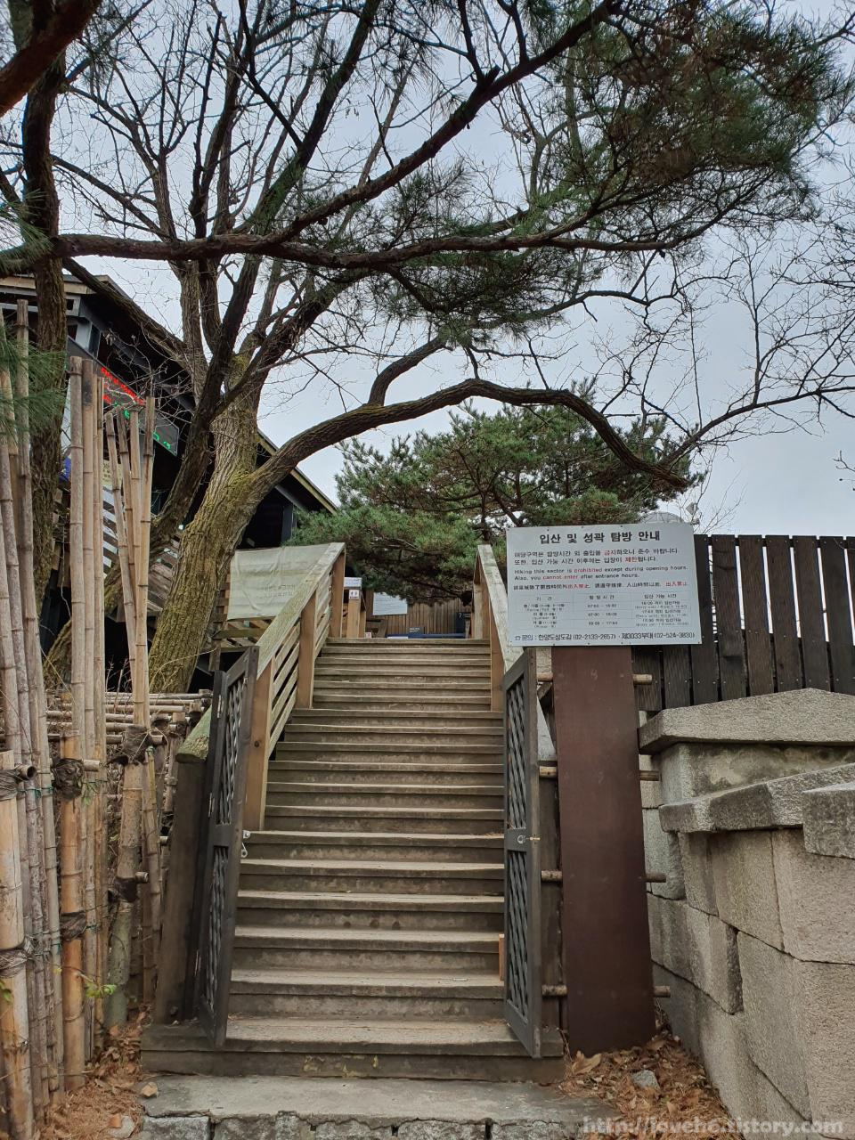 북악산_北岳山_Bukaksan/열심히 걷다보면 말바위 안내소가 나옵니다

입산 및 성곽 탐방 안내도가 있습니다

매일 07 : 00 ~ 18 : 00 ( 16시까지 입산 - 봄 &amp;amp;amp; 가을 3월.4월.9월.10월 )

Daily 07 : 00 ~ 18 : 00 ( Entrance until 16 : 00 )

(Spring &amp;amp;amp; Autumn March. April. September. October )



매일 07 : 00 ~ 19 : 00 ( 17시까지 입산 - 여름 5월 ~ 8월 )

Daily 07 : 00 ~ 19 : 00 ( Entrance until 17 : 00 )

(Summer. May ~ August)



매일 09 : 00 ~ 17 : 00 ( 15시까지 입산 - 겨울 11월~ 2월 )

Daily 07 : 00 ~ 17 : 00 ( Entrance until 15 : 00 )

(Winter. November ~ February)

문의 : 한양도성도감 ( 02-2133-2657 )

제 3033부대 (02-524-3830)



말바위 안내소에 화장실 있으니

이용하실분들은 이용하세요