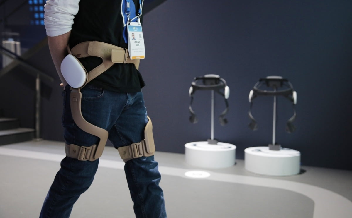 삼성전자는 2019년부터 CES를 통해 웨어러블 로봇 ‘젬스’를 공개해왔다. 2020년 CES 참가자가 젬스를 착용해보고 있다.