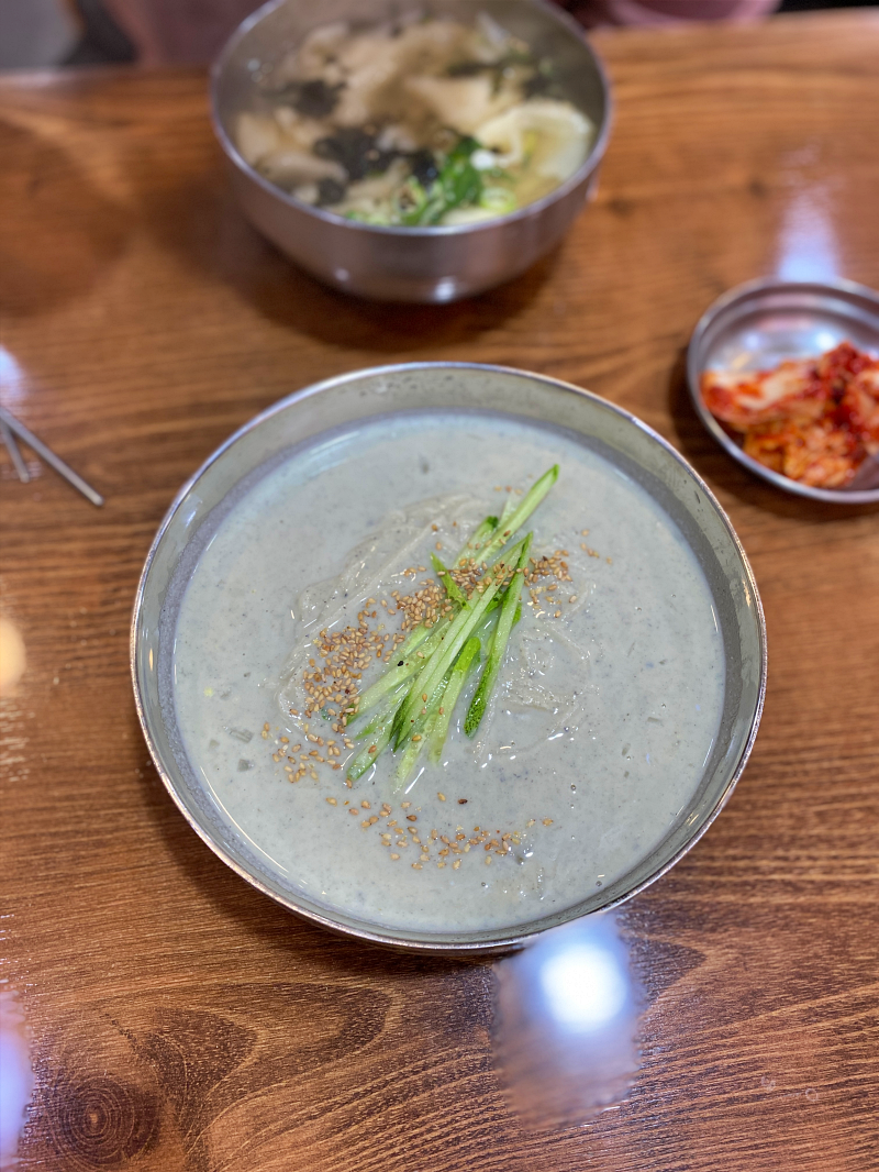 검은콩으로 만든 콩국수