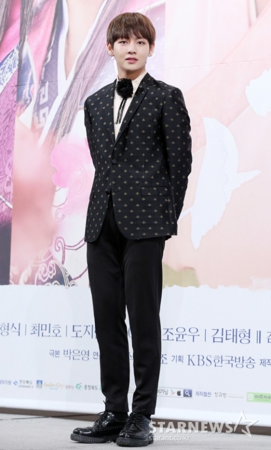  방탄소년단 뷔,  일본 패션지 선정 '절대 주목해야 할 한국 꽃미남 배우 톱3' 차기작 기대 집중