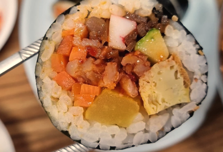 젓가락으로-잡은-김밥