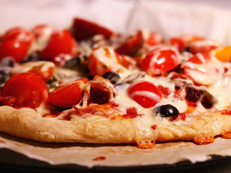 방울토마토가 잔뜩 올라간 홈메이드 피자