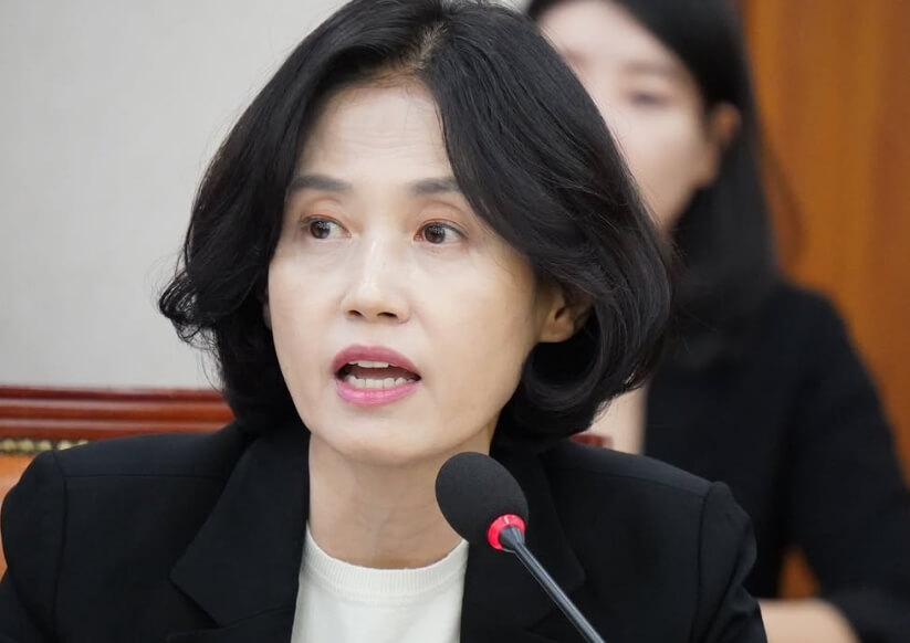 마이크앞에서-말하고있는-단발머리여성의모습