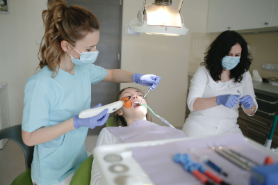 치아를 치료하고 있는 간호사