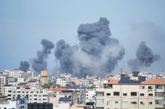 이스라엘-가자지구-보복성-공습으로-연기가-건물에-피어나는-모습
