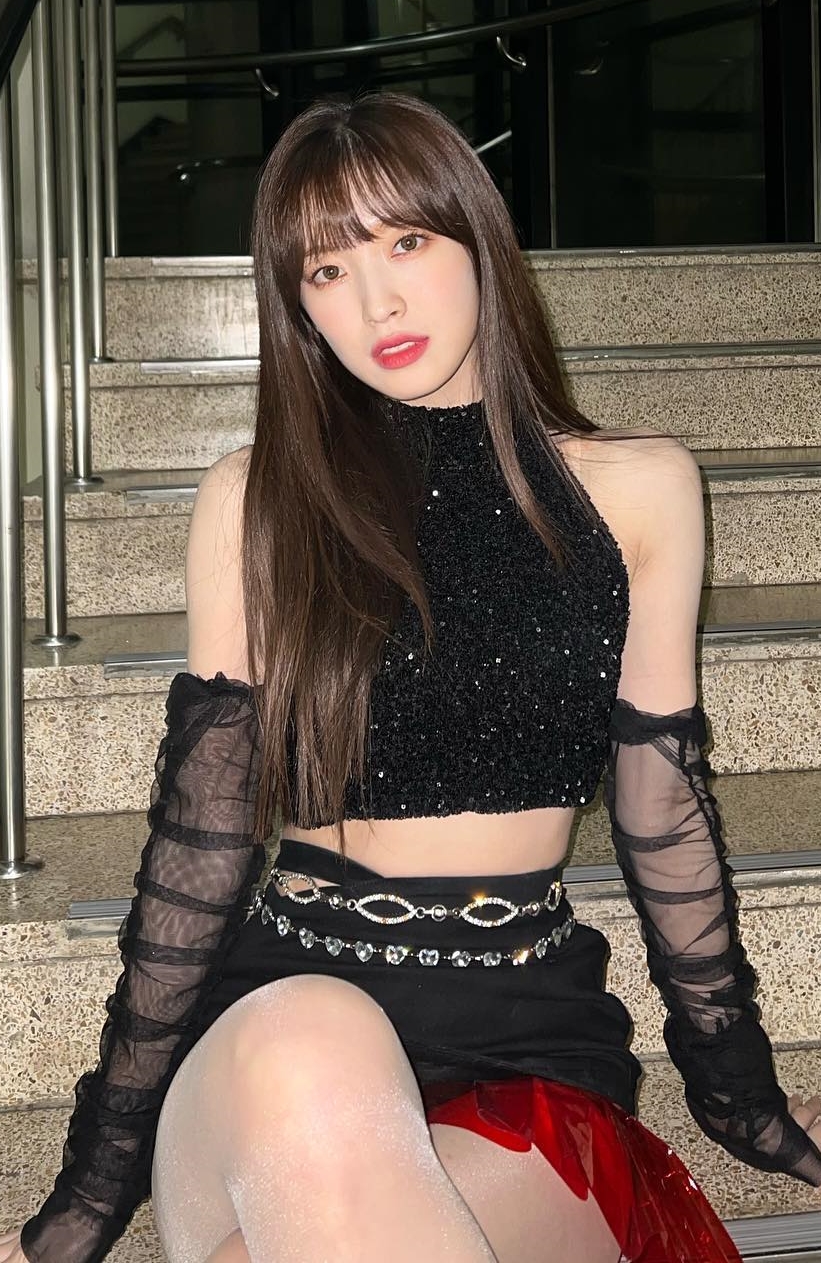  살색스타킹 허벅지 오마이걸 아린 움짤과 사진