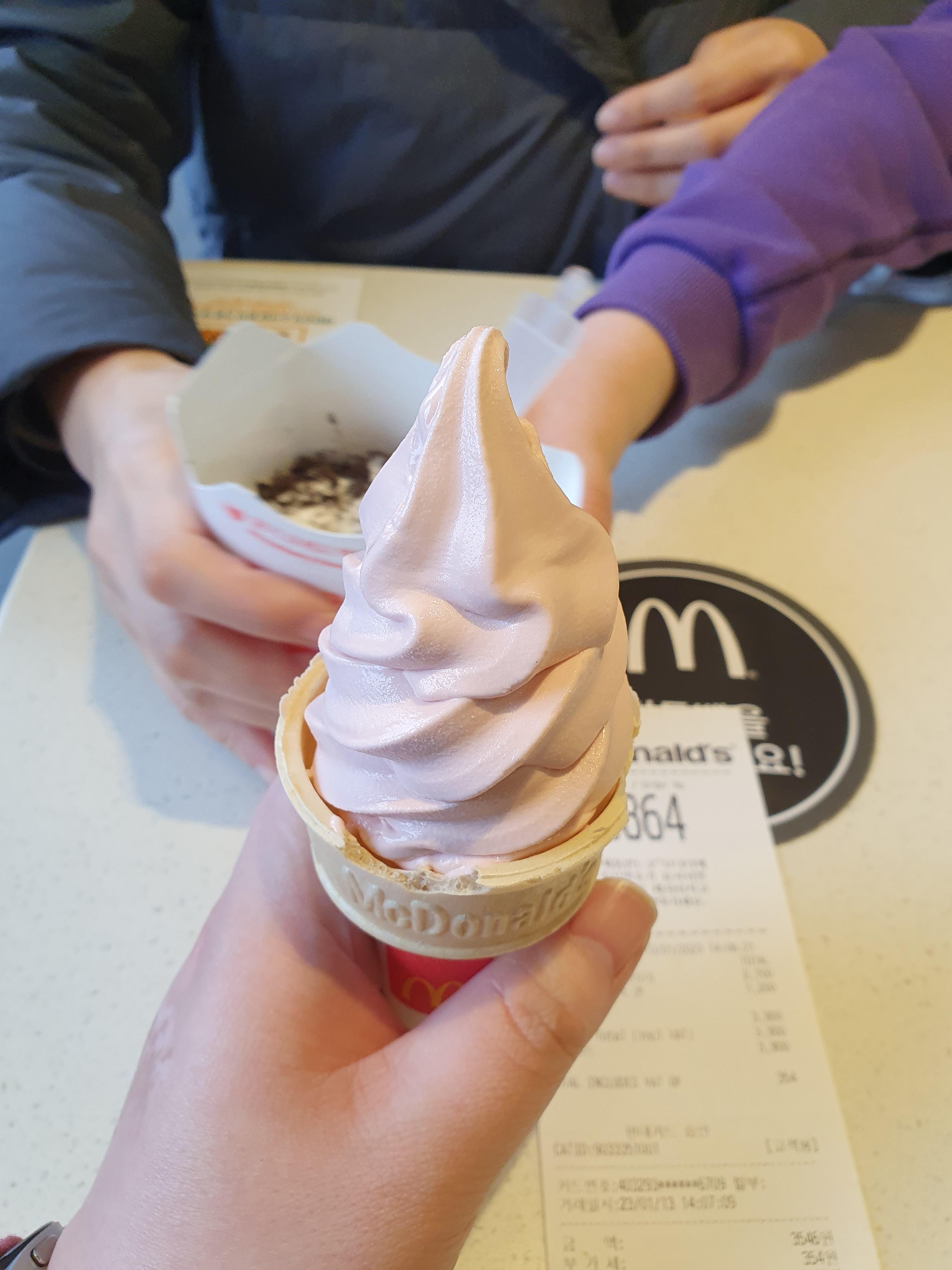 맥도날드 딸기콘