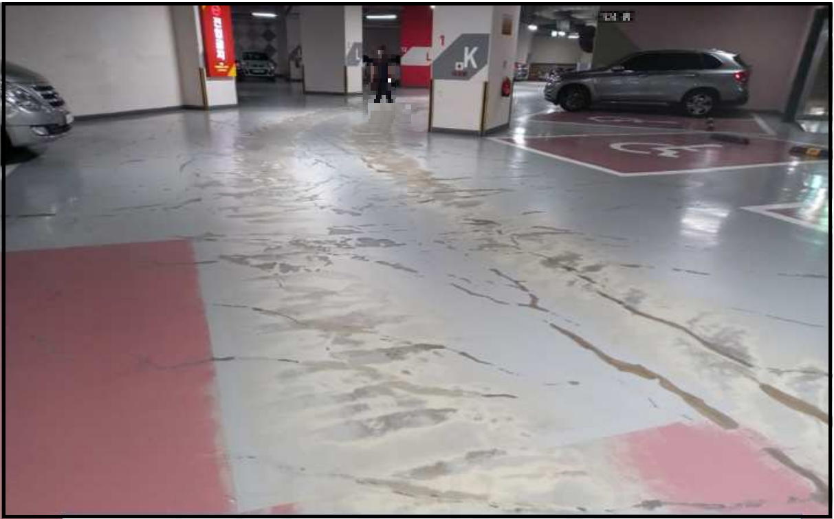  지하주차장 콘크리트 바닥 균열 하자 (image, photo of Underground parking lot concrete floor cracks)
