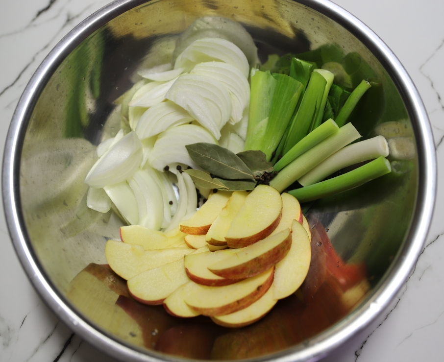 무수분-수육-삶기-준비재료(앞다리살, 사과, 대파, 양파, 월계수잎, 통후추)