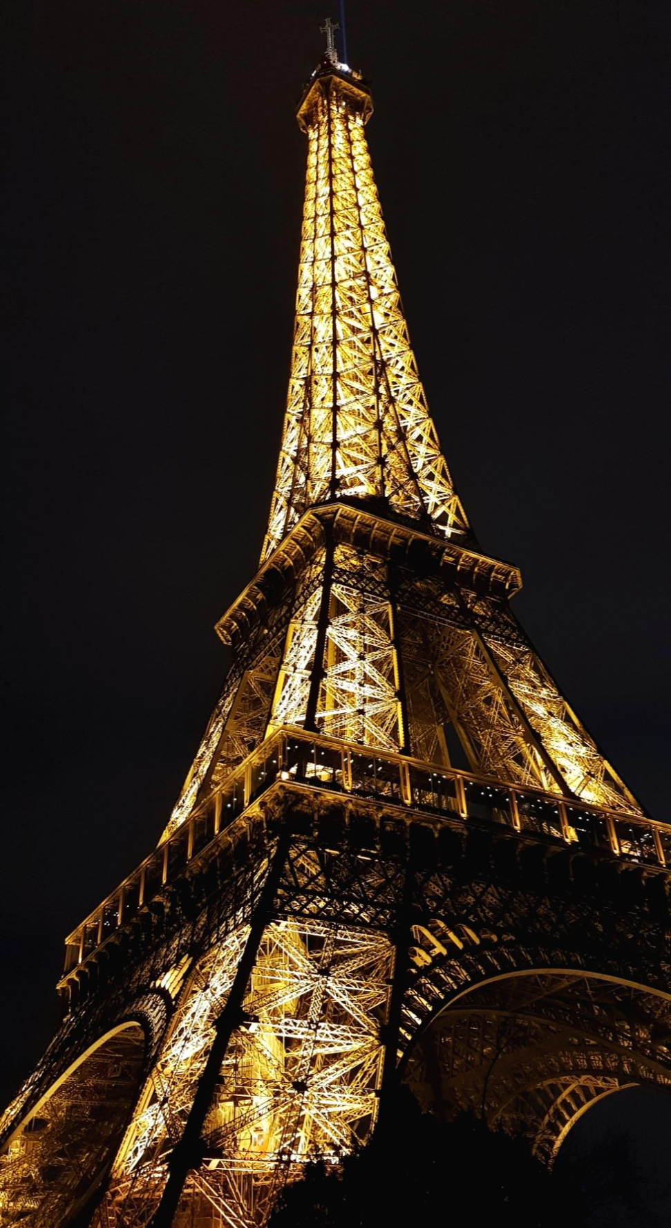 밤에 빛나는 에펠탑