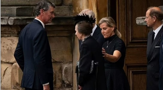여왕의 외동딸 앤 공주의 어머니에 대한 경의 VIDEO: Moment Princess Anne performs curtsy as Queen&#39;s coffin arrives