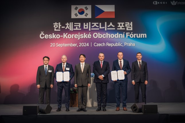 현대차 글로벌수소비즈니스사업부 박철연 상무, 현대차 글로벌상용&amp;수소사업본부 켄 라미레즈 부사장, 산업통상자원부 안덕근 장관, 체코 산업통상부 요제프 시켈라(Jozef Síkela) 장관, 스코다 그룹 페트르 노보트니(Petr Novotný) CEO, 스코다 일렉트릭 자로미르 실하넥(Jaromír Šilhánek) CEO.