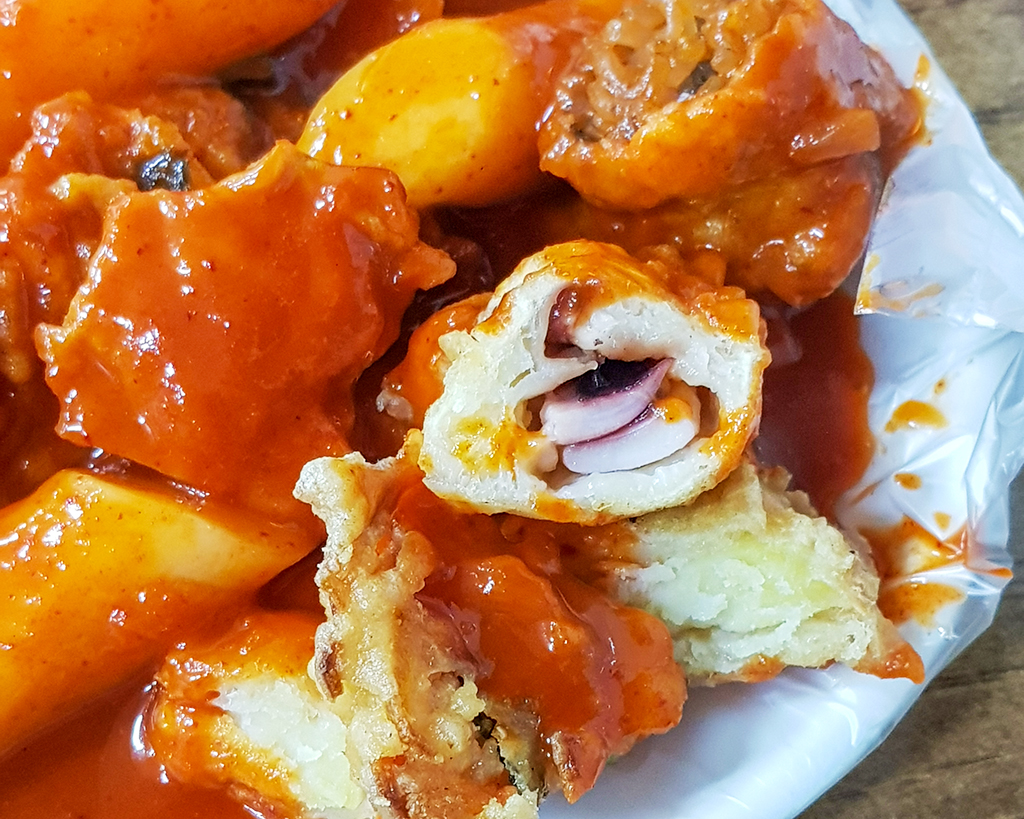 동대입구 떡볶이 맛집 진아네 떡볶이 쌀떡볶이에 들어있는 오징어튀김