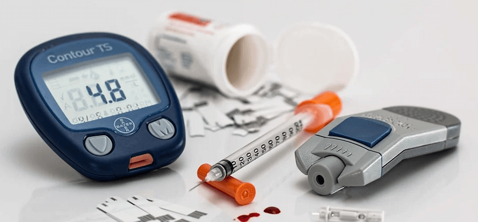 섬네일 혈당 측정기와 인슐린 주사기가 놓여 있다